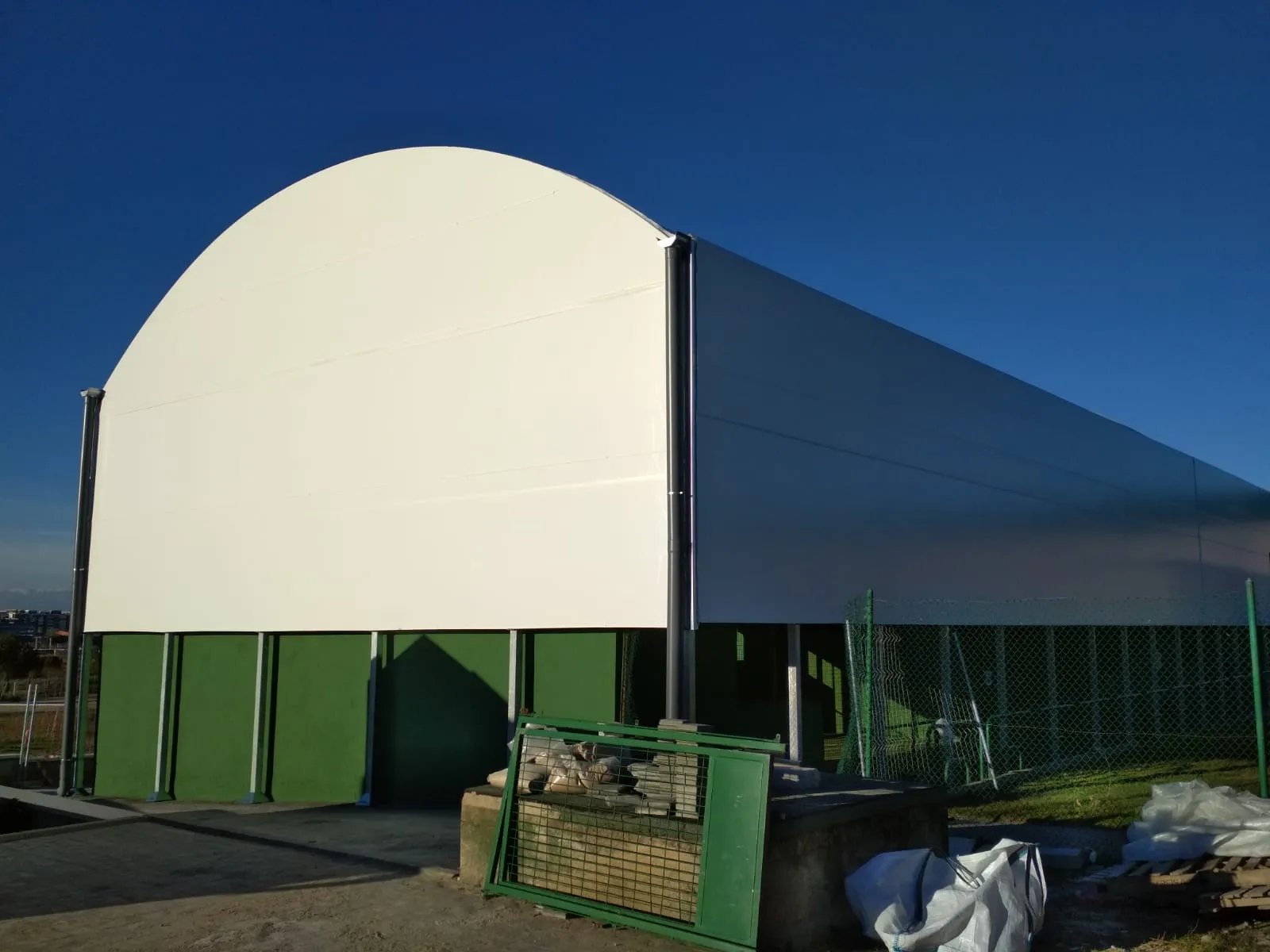 Estructura modular en suelo rústico